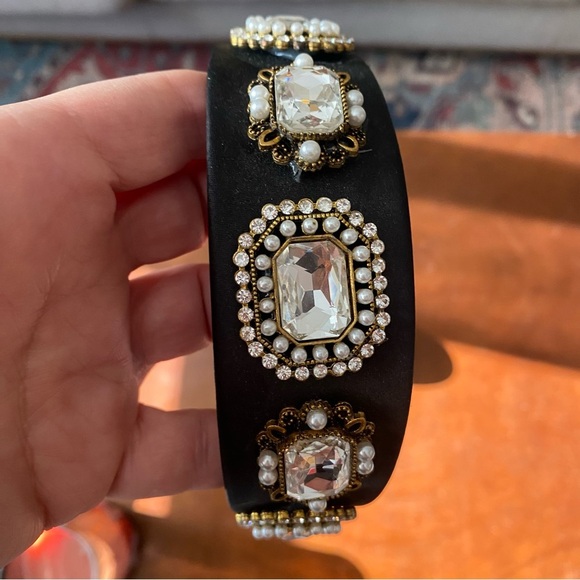 🩷 Black Headband with Gold and Crystal Embellishments - Picture 3 of 9